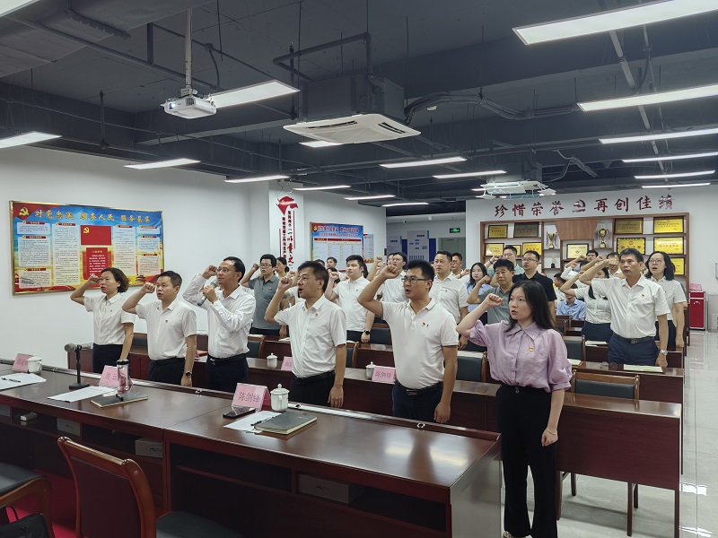 1721265918258922.jpg 周远带领新党员入党宣誓、老党员重温入党誓词.jpg