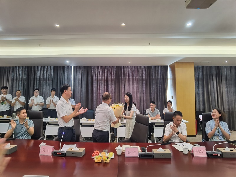 1724902591471413.jpg 职工代表献花.jpg