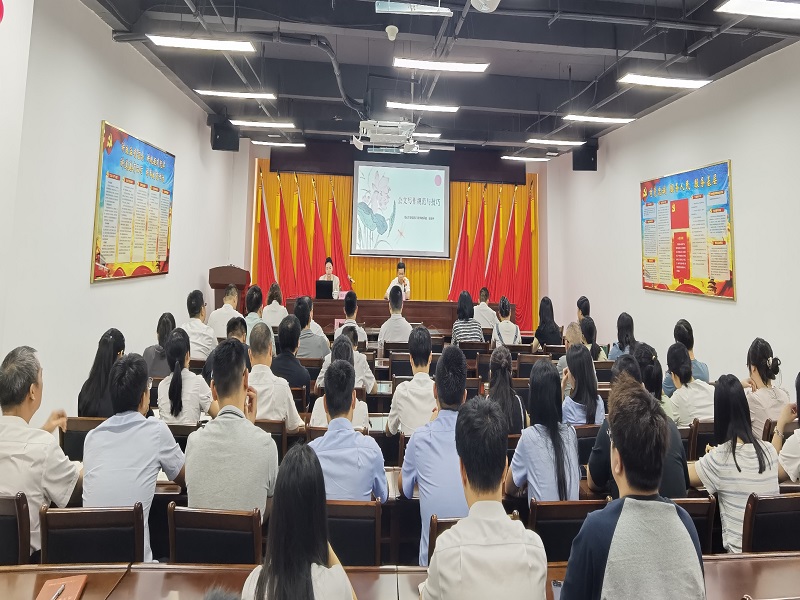 1727608335119129.jpg 全体干部职工认真学习.jpg