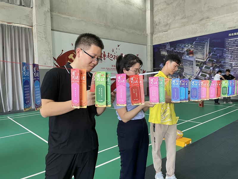 1696639984482214.jpg 猜灯谜进行中.jpg