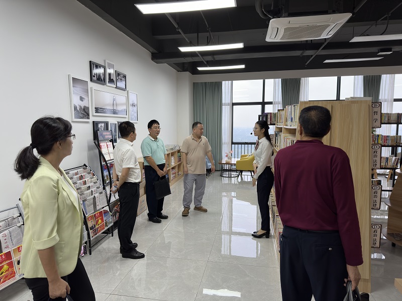 1698654311984265.jpg 评估组参观职工书屋.jpg